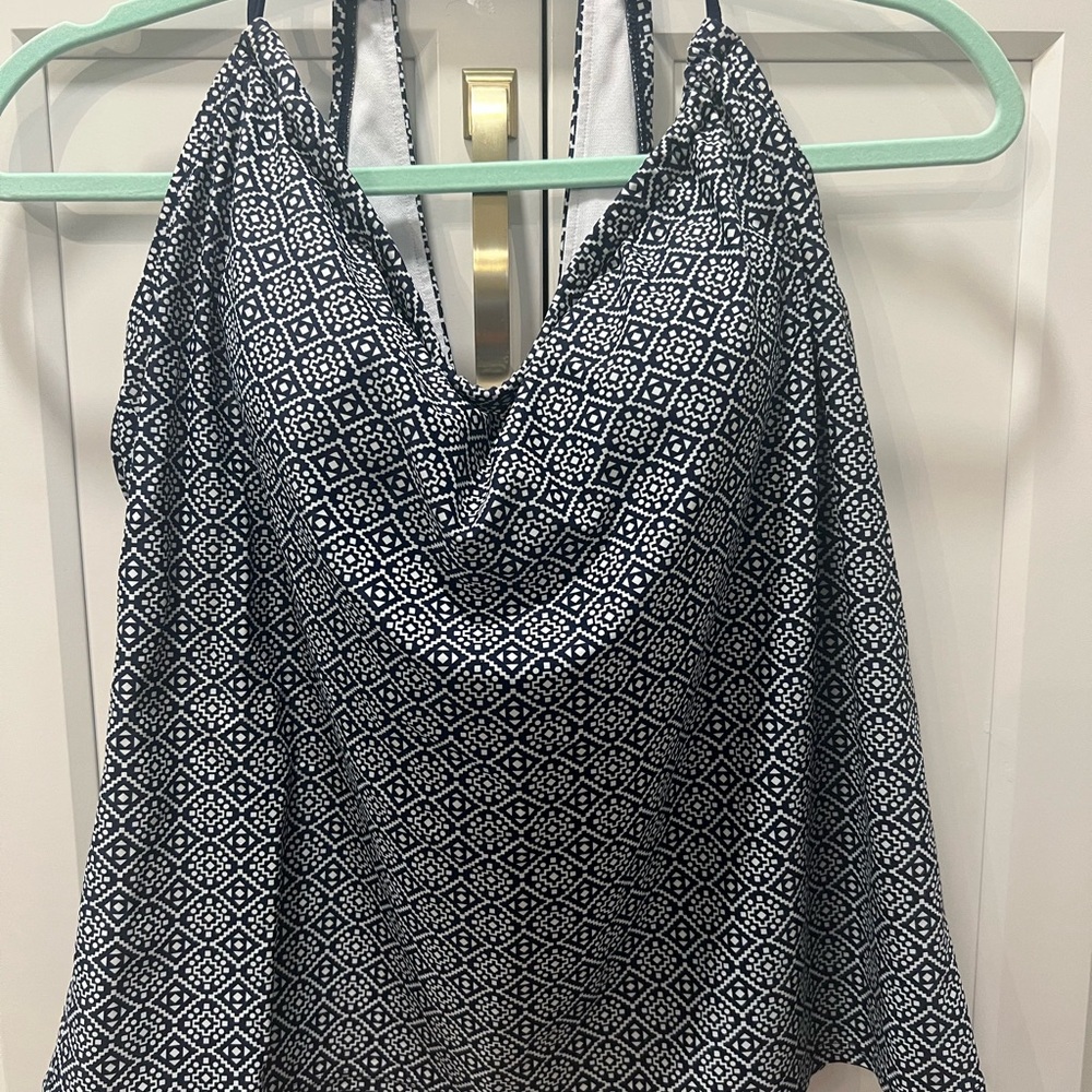 Kona Sol Navy & White Geometric Swim Top with built in bra.  Size XL B6